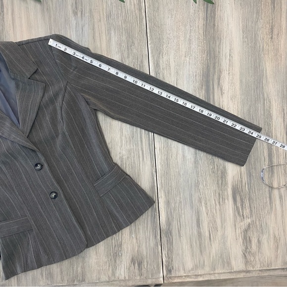 2 Piece Suit Single Breasted Blazer with Culottes Grey Pinstripe Size 9 - Picture 12 of 16